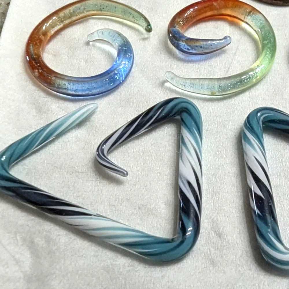8g 1 pair of 8g gauged rainbow glitter glass earrings Ombre